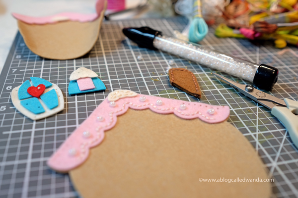 do it yourself felt ornaments gingerbread house