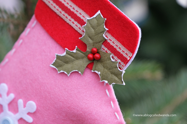 Felt mittens projects. Garland, gift tags, ornaments