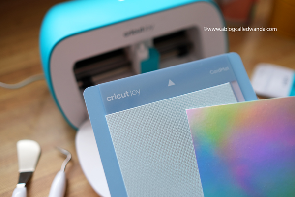 Making cards with Cricut Joy cards and card mat. Cricut Joy Machine and accessories. Reviews and tips to use Cricut Joy Machine. Wanda Guess