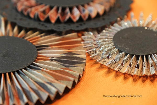 halloween, rosettes, medallions, paper rosettes, paper medallions, tim holtz, vintage halloween, halloween decorations, brenda walton dies, sizzix, glitter, ideaology, tim holtzt snarky cats halloween, pumpkinhead stamps, tim holtz halloween, halloween party ideas, vintage looking decorations, papercrafting, card making, wanda guess, a blog called wanda