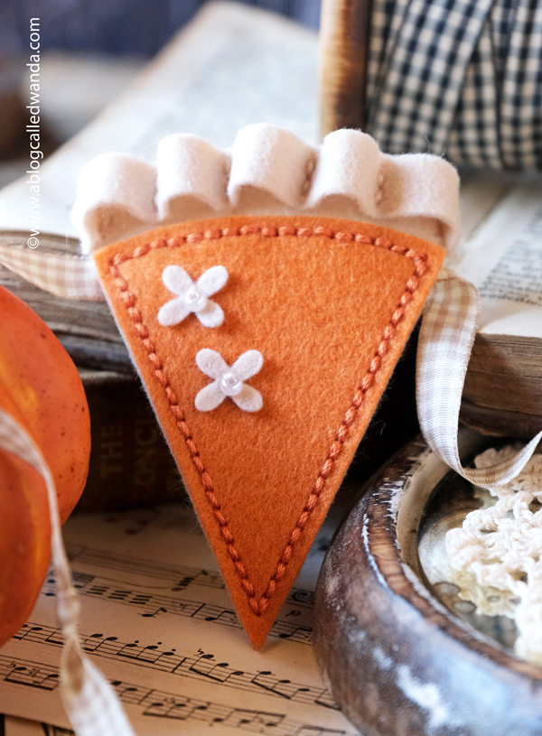 fall felt projects, felt crafting, felt plushies, felt pie garland, thanksgiving, felt leaves, felties, poshta design, handmade thanksgiving, felt pie slices, thanksgiving table ideas, fall, autumn, crafting, scrapbooking, wanda guess, a blog called wanda