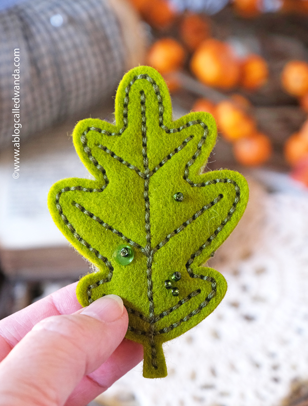 fall felt projects, felt crafting, felt plushies, felt pie garland, thanksgiving, felt leaves, felties, poshta design, handmade thanksgiving, felt pie slices, thanksgiving table ideas, fall, autumn, crafting, scrapbooking, wanda guess, a blog called wanda