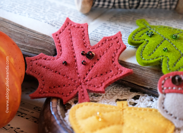 fall felt projects, felt crafting, felt plushies, felt pie garland, thanksgiving, felt leaves, felties, poshta design, handmade thanksgiving, felt pie slices, thanksgiving table ideas, fall, autumn, crafting, scrapbooking, wanda guess, a blog called wanda