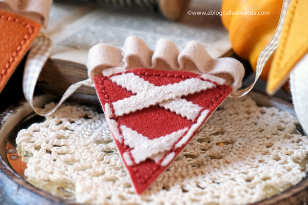 fall felt projects, felt crafting, felt plushies, felt pie garland, thanksgiving, felt leaves, felties, poshta design, handmade thanksgiving, felt pie slices, thanksgiving table ideas, fall, autumn, crafting, scrapbooking, wanda guess, a blog called wanda