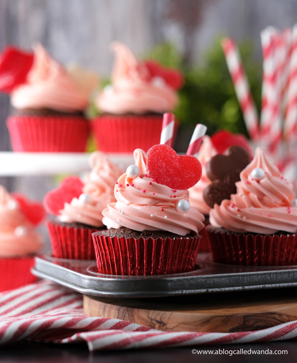 cupcakes, cupcake ideas, valentine's day treats, valentine cupcakes, betty crocker cupcakes, buttercream frosting, pink cupcakes, chocolate, homemade treats, easy desserts, party ideas, party favors, valentine party ideas, wanda guess, a blog called wanda