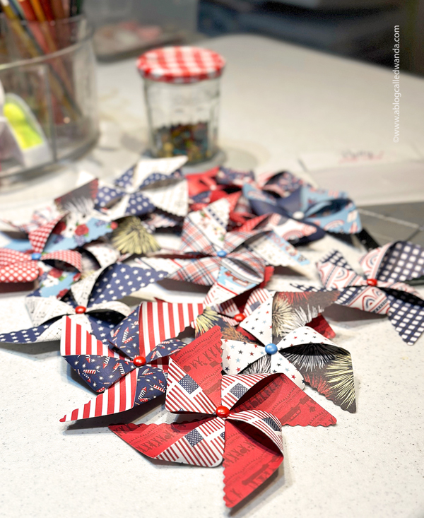 pretty pink posh, pretty pink posh pinwheels, 3d pinwheels, wreath, paper wreath, pinwheel wreath, 4th of july, americana, home decor, usa decorations, wanda guess, a blog called wanda